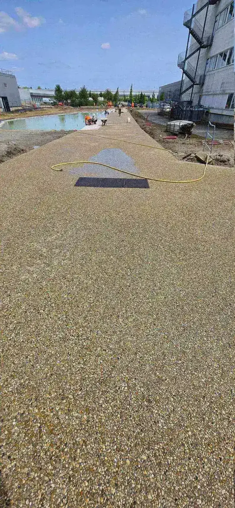 Les étapes d'un chantier de béton désactivé en espace collectif