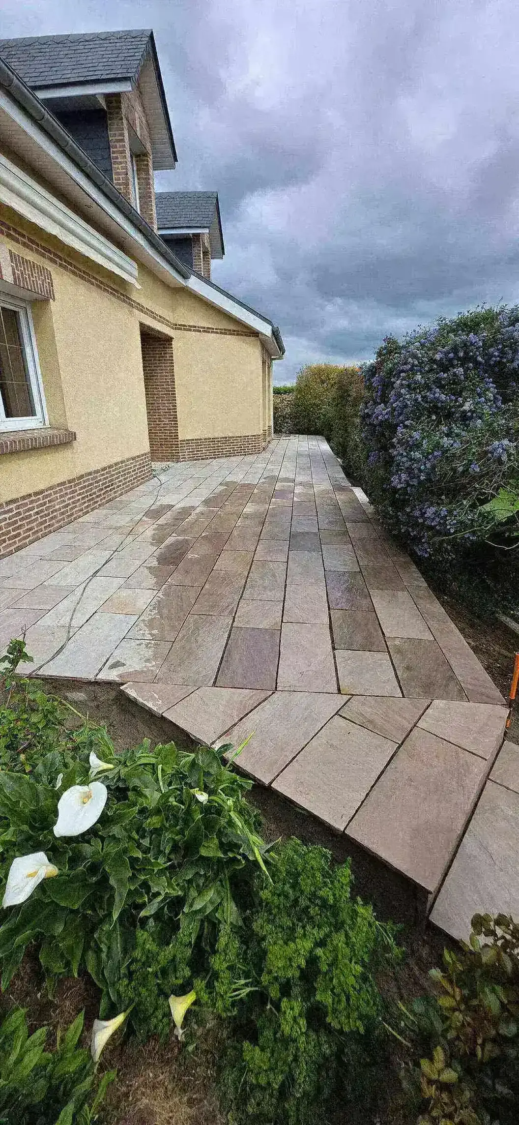 Aménager une terrasse et une allée en pierre naturelle