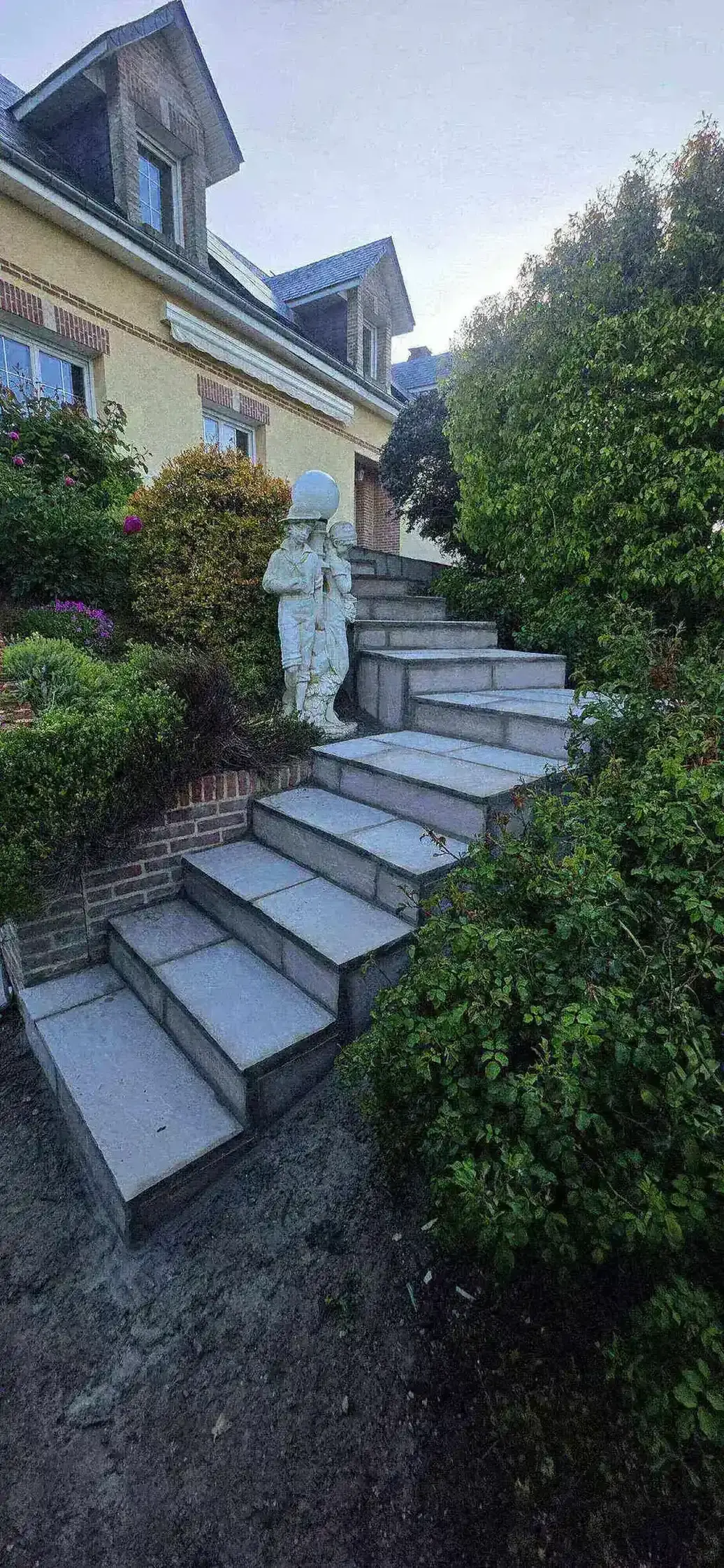 Concevoir un escalier extérieur avec des dalles de pierre