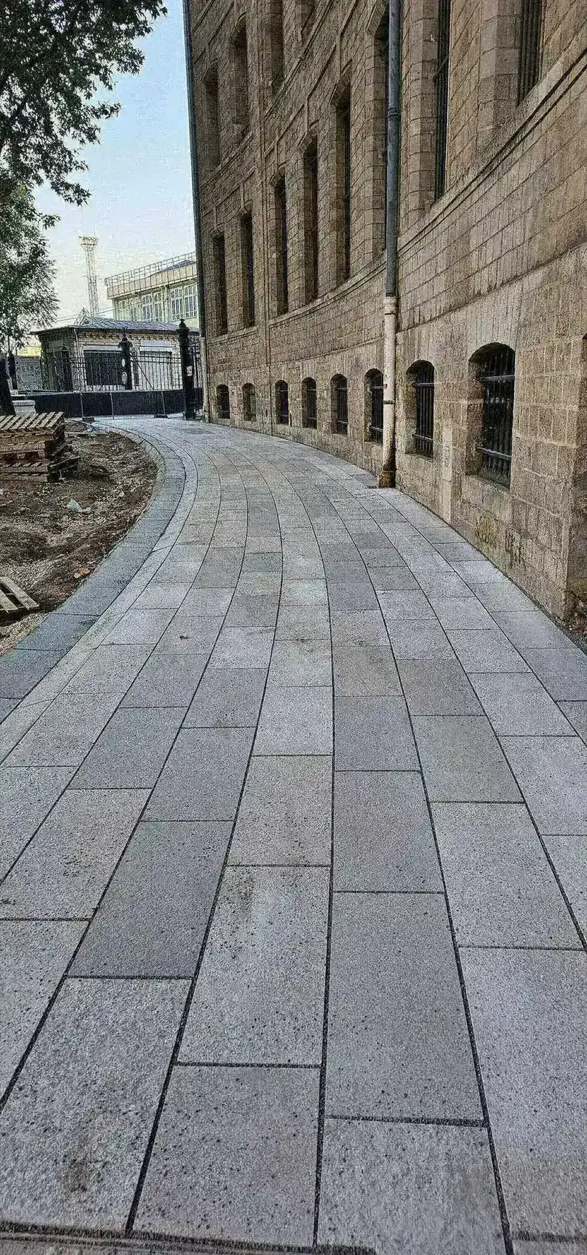 Intégrer un dallage en granit autour du patrimoine bâti