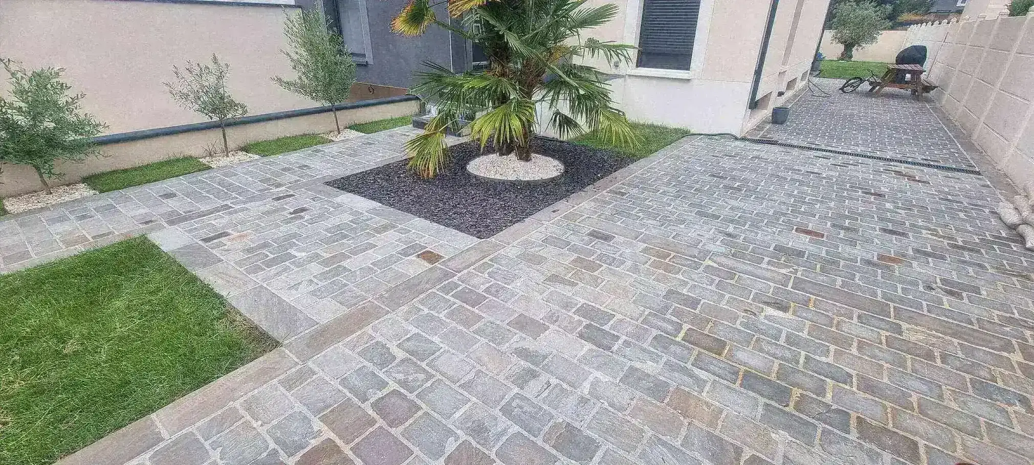 Comment aménager une cour intérieure avec des pavés ?