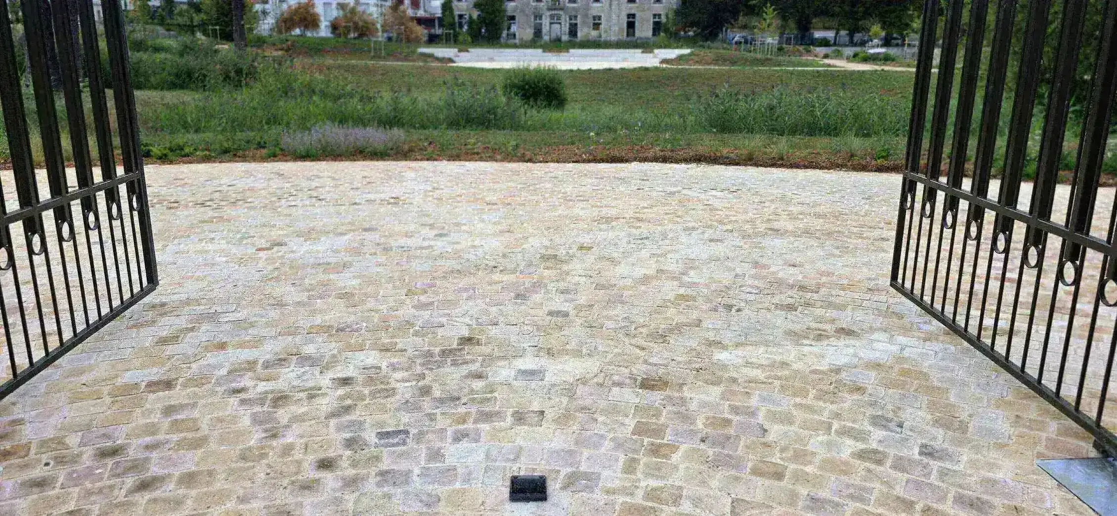 Choisir un pavage clair pour une entrée de propriété
