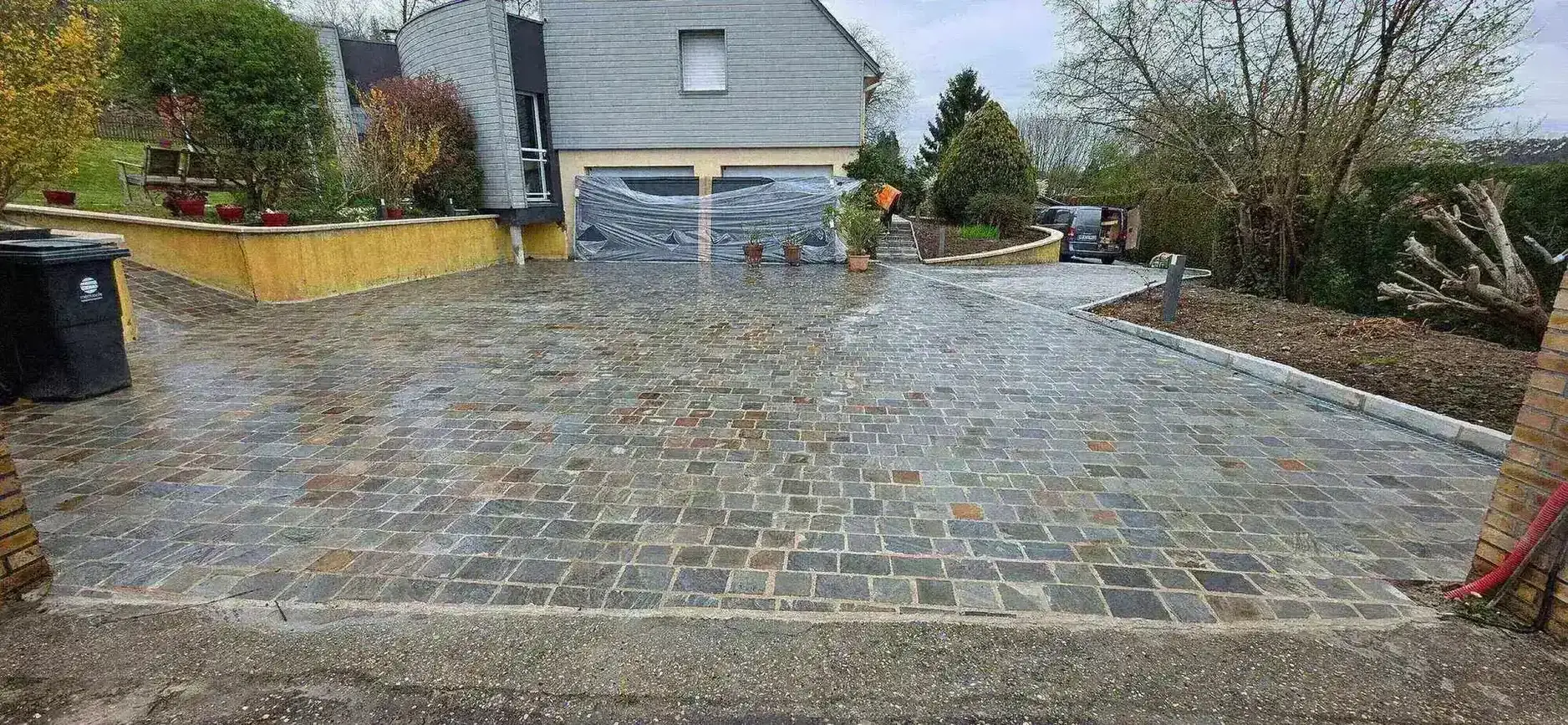 Rénover une cour résidentielle avec des pavés gris